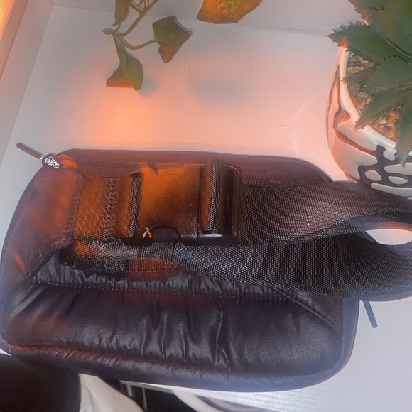 Everywhere Belt Bag 1L
Wunder Puff - Picture 2 of 3